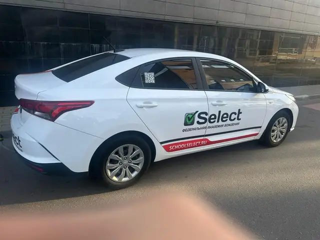 Hyundai Solaris в профиль на городской улице
