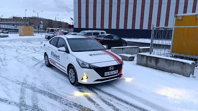 Hyundai Solaris на заснеженной парковке